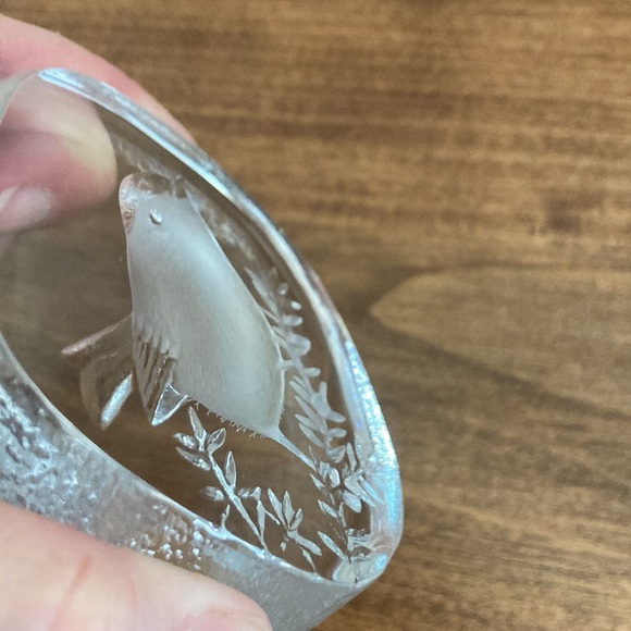 RARE Signed Mats Jonasson Etched Bird Wren Crystal Glass Paper Weight, 9194 - Picture 4 of 9